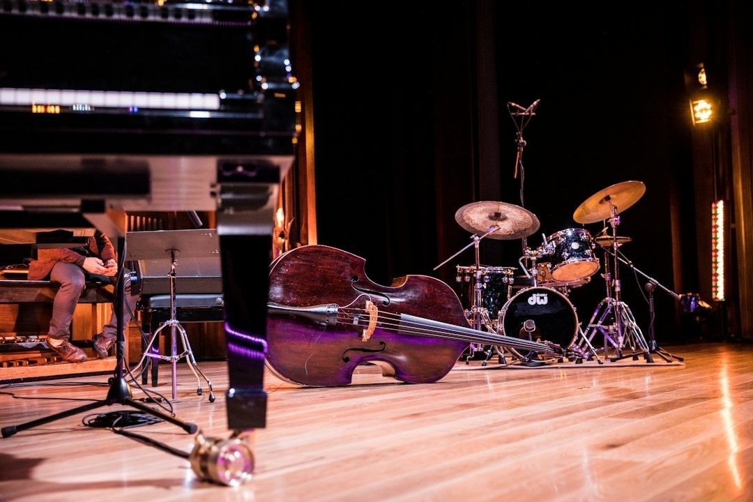 Kontrabas och trumset står uppställda på en upplyst jazzscen